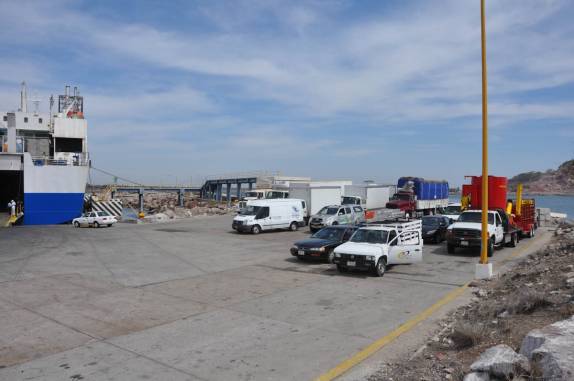 Fiona e companheiros aguardam para embarcar no ferry-boat entre Mazatlán e La Paz, na Baja California - México